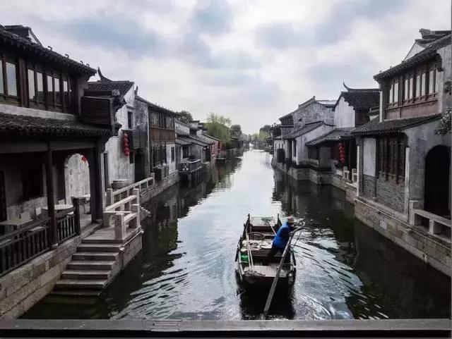 陈建斌带陈晓上门抓嫌犯，为何面带微笑？